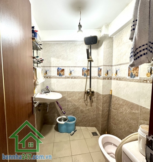 CHỈ 5,1 TỶ - NHÀ 2 TẦNG - 62.3M² (4.2 x 15) - SÁT MẶT TIỀN PHẠM VĂN BẠCH - GẦN GA T3, SÂN BAY TSN Vị trí đẹp, chỉ 50m ra Phạm Văn Bạch, gần chợ.