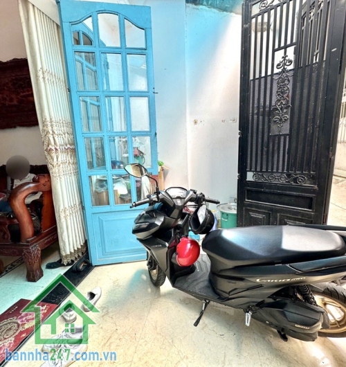 CHỈ 5,1 TỶ - NHÀ 2 TẦNG - 62.3M² (4.2 x 15) - SÁT MẶT TIỀN PHẠM VĂN BẠCH - GẦN GA T3, SÂN BAY TSN Vị trí đẹp, chỉ 50m ra Phạm Văn Bạch, gần chợ.