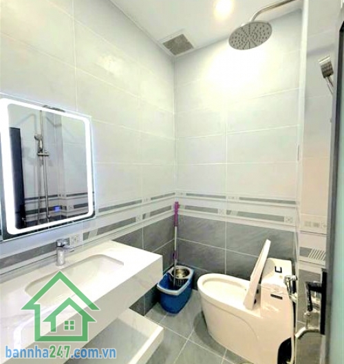 CHỈ 4,65 TỶ – NHÀ MỚI XINH - P10. TÂN BÌNH - 2 TẦNG – HẺM BA GÁC – KHÔNG LỘ GIỚI DT: 4x8m (32m² công nhận đủ, vuông A4) Kết cấu: 1 trệt 1 lầu đúc thật – 2PN, 2WC