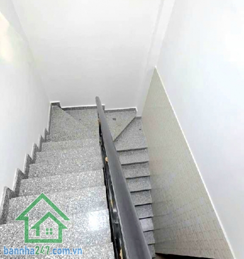 CHỈ 5,4 TỶ – HẺM 6M THÔNG LÊ VĂN QUỚI – NHÀ 3 LẦU SÂN THƯỢNG – DT Sàn: 113,7M² - 3PN – 3WC * Diện tích công nhận: 4 x 10m – 40,3m² * Diện tích sử dụng: 113,7m