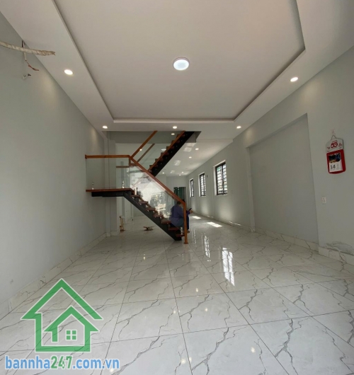 BÁN GẤP NHÀ HẺM 1 SẸC LÊ VĂN QUỚI – 5PN – SÁT CHỢ – GIÁ CHỈ 5.29 TỶ Nhà đẹp – vào ở ngay – sát chợ Lê Văn Quới – Bình Tân. Diện tích lớn: 5 x 20m – sổ vuông vức.