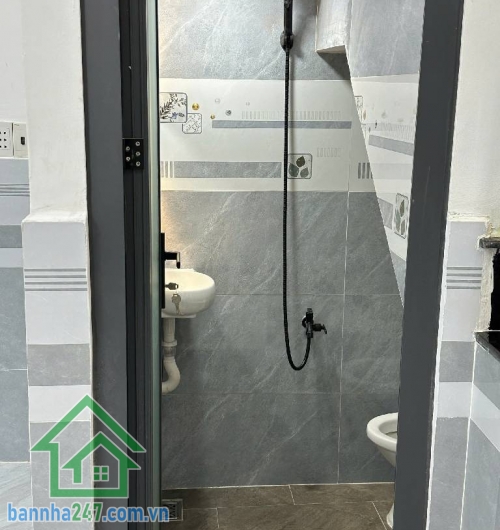 NHÀ ĐẸP GIÁ MỀM – BÌNH TÂN * 2 tầng BTCT kiên cố (1 trệt 1 lầu). * DT đất: 4×10m – sử dụng 80m². * 2PN – 2WC – ban công thoáng. * Hẻm 5m, ô tô vào tận cửa. Giá chỉ: 4,25 Tỷ