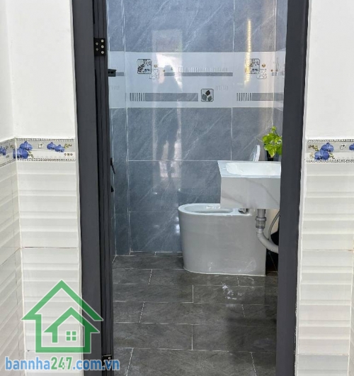 NHÀ ĐẸP GIÁ MỀM – BÌNH TÂN * 2 tầng BTCT kiên cố (1 trệt 1 lầu). * DT đất: 4×10m – sử dụng 80m². * 2PN – 2WC – ban công thoáng. * Hẻm 5m, ô tô vào tận cửa. Giá chỉ: 4,25 Tỷ