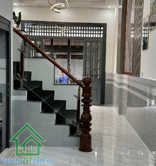 NHÀ ĐẸP GIÁ MỀM – BÌNH TÂN * 2 tầng BTCT kiên cố (1 trệt 1 lầu). * DT đất: 4×10m – sử dụng 80m². * 2PN – 2WC – ban công thoáng. * Hẻm 5m, ô tô vào tận cửa. Giá chỉ: 4,25 Tỷ