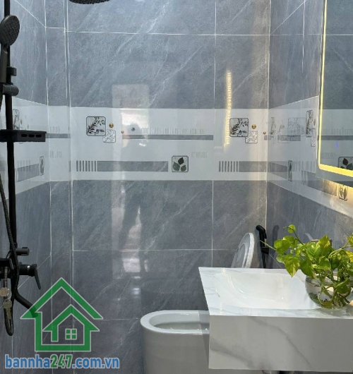 NHÀ ĐẸP GIÁ MỀM – BÌNH TÂN * 2 tầng BTCT kiên cố (1 trệt 1 lầu). * DT đất: 4×10m – sử dụng 80m². * 2PN – 2WC – ban công thoáng. * Hẻm 5m, ô tô vào tận cửa. Giá chỉ: 4,25 Tỷ