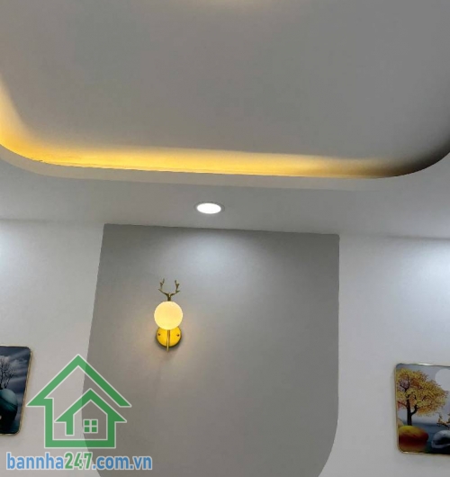 NHÀ ĐẸP GIÁ MỀM – BÌNH TÂN * 2 tầng BTCT kiên cố (1 trệt 1 lầu). * DT đất: 4×10m – sử dụng 80m². * 2PN – 2WC – ban công thoáng. * Hẻm 5m, ô tô vào tận cửa. Giá chỉ: 4,25 Tỷ
