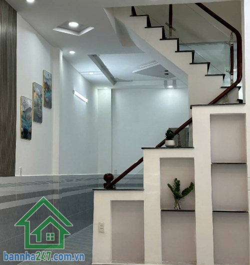 NHÀ ĐẸP GIÁ MỀM – BÌNH TÂN * 2 tầng BTCT kiên cố (1 trệt 1 lầu). * DT đất: 4×10m – sử dụng 80m². * 2PN – 2WC – ban công thoáng. * Hẻm 5m, ô tô vào tận cửa. Giá chỉ: 4,25 Tỷ