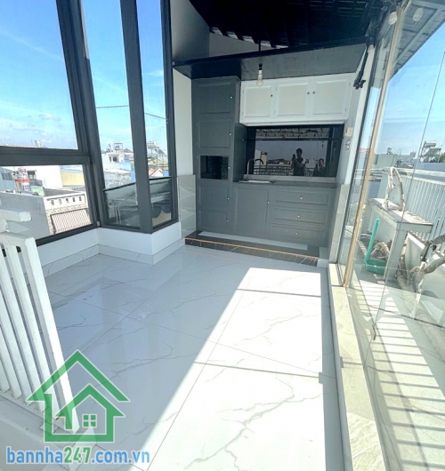 CHỈ 6 TỶ – NHÀ 5 TẦNG KIÊN CỐ – HẺM 5M XE HƠI – P. BÌNH TRỊ ĐÔNG – DT 40M² (4x10) – FULL NỘI THẤT CAO CẤP Vị trí: Hẻm 5m thông, cách mặt tiền 50m, di chuyển AEON Bình Tân chỉ 5 phút. Kết cấu: 1 trệt, 3 lầu, sân thượng. Tổng 3PN, 3WC.