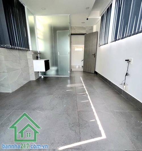 CHỈ 6 TỶ – NHÀ 5 TẦNG KIÊN CỐ – HẺM 5M XE HƠI – P. BÌNH TRỊ ĐÔNG – DT 40M² (4x10) – FULL NỘI THẤT CAO CẤP Vị trí: Hẻm 5m thông, cách mặt tiền 50m, di chuyển AEON Bình Tân chỉ 5 phút. Kết cấu: 1 trệt, 3 lầu, sân thượng. Tổng 3PN, 3WC.