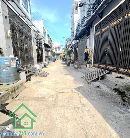 CHỈ 6 TỶ – NHÀ 5 TẦNG KIÊN CỐ – HẺM 5M XE HƠI – P. BÌNH TRỊ ĐÔNG – DT 40M² (4x10) – FULL NỘI THẤT CAO CẤP Vị trí: Hẻm 5m thông, cách mặt tiền 50m, di chuyển AEON Bình Tân chỉ 5 phút. Kết cấu: 1 trệt, 3 lầu, sân thượng. Tổng 3PN, 3WC.
