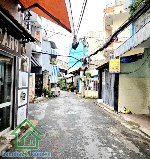 CHỈ 2,4 TỶ – SIÊU PHẨM TÂN BÌNH – 3 TẦNG – NỞ HẬU – HẺM XE HƠI 4M – 2PN – 2WC * Hẻm xe hơi 4 chỗ, không lộ giới * Kết cấu: trệt – lửng – lầu, 2PN – 2WC * DT 13m² (3,3 × 3,8m), nở hậu tài lộc.