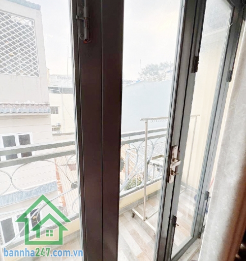 CHỈ HƠN 7 TỶ – CHDV 33M² X 5 TẦNG – DÒNG TIỀN 18-26TR/THÁNG – QUẬN 10, NGAY NGÃ 7 LÝ THÁI TỔ Diện tích: 33m², nở hậu, sổ hồng chính chủ, hoàn công đầy đủ Kết cấu: 1 trệt, 1 lửng, 3 lầu kiên cố  - Công năng: 3PN – 5WC, có thể cải tạo thành 4PN - Hiện đang 