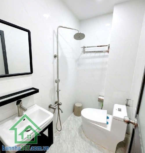 CHỈ HƠN 7 TỶ – CHDV 33M² X 5 TẦNG – DÒNG TIỀN 18-26TR/THÁNG – QUẬN 10, NGAY NGÃ 7 LÝ THÁI TỔ Diện tích: 33m², nở hậu, sổ hồng chính chủ, hoàn công đầy đủ Kết cấu: 1 trệt, 1 lửng, 3 lầu kiên cố  - Công năng: 3PN – 5WC, có thể cải tạo thành 4PN - Hiện đang 
