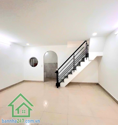 CHỈ 2,7 TỶ – NHÀ 2 TẦNG NGAY TÂY THẠNH – TÂN PHÚ GẦN KCN TÂN BÌNH (500M) – DTCN 24M² – NGANG 4.3M NỞ HẬU 5M Kết cấu: 1 trệt 1 lầu, nhà mới – để trống suốt