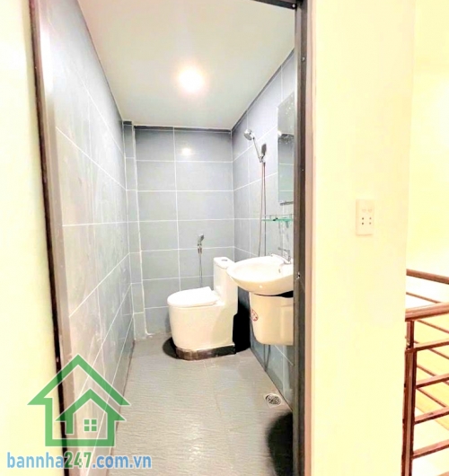 CHỈ 2,7 TỶ – NHÀ 2 TẦNG NGAY TÂY THẠNH – TÂN PHÚ GẦN KCN TÂN BÌNH (500M) – DTCN 24M² – NGANG 4.3M NỞ HẬU 5M Kết cấu: 1 trệt 1 lầu, nhà mới – để trống suốt