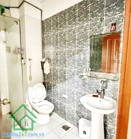 CHỈ 14,3 TỶ – NHÀ MẶT TIỀN KINH DOANH ĐƯỜNG NHỰA 10M – TRUNG TÂM TÂN PHÚ – 5 TẦNG – KHU BIỆT THỰ - 5PN, 5WC, gara để 2 ô tô  * Diện tích: 4.2 x 21,4m, công nhận 89.9m² 