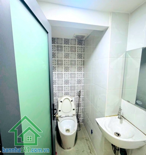 CHỈ 6,9 TỶ - MTKD PHẠM PHÚ THỨ – TT CHỢ VẢI TÂN BÌNH - 3 TẦNG - DTSD: 75M² - 2PN - 2WC GIÁP BÀU CÁT – KHU SẦM UẤT BẬC NHẤT Diện tích: 33m² (3 x 11m) – công nhận đủ. Kết cấu: 3 tầng - 2 PN - 2 WC. Nhà gọn gàng, dễ khai thác kinh doanh
