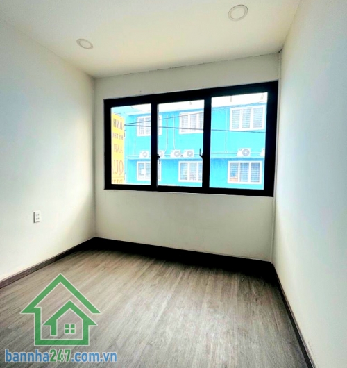 CHỈ 6,9 TỶ - MTKD PHẠM PHÚ THỨ – TT CHỢ VẢI TÂN BÌNH - 3 TẦNG - DTSD: 75M² - 2PN - 2WC GIÁP BÀU CÁT – KHU SẦM UẤT BẬC NHẤT Diện tích: 33m² (3 x 11m) – công nhận đủ. Kết cấu: 3 tầng - 2 PN - 2 WC. Nhà gọn gàng, dễ khai thác kinh doanh
