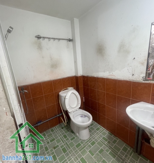 CHỈ 4 TỶ – NHÀ NGAY CHỢ LÊ ĐÌNH CẨN – SÁT KHU TÊN LỬA – HẺM XE HƠI.  DT: 47.6m² (4x12)m – 2 tầng (1 trệt + 1 lửng).  Hẻm xe hơi chạy thông tứ phía, kết nối nhanh Hương Lộ 2 – Mã Lò – Tỉnh Lộ 10.