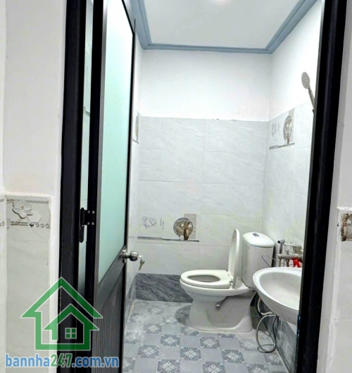 CHỈ 5,8 TỶ – NHÀ NGAY NGUYỄN SƠN – HẺM XE HƠI THÔNG – 62M² – HOÀN CÔNG ĐỦ - 2PN – 2WC * Diện tích: 4,8 x 13m – 62m² * Kết cấu: 2 tầng * Công năng: 2PN – 2WC