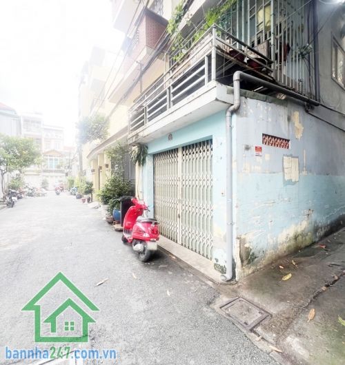 HẺM XE TẢI – NHÀ 2 TẦNG – 48M2 – GIÁ CHỈ 5.2 TỶ Diện tích: 48m2 (3.8 x 13m), công nhận 43m2. Kết cấu: 1 trệt, 1 lầu, gồm 2 phòng ngủ, 2 vệ sinh. Hẻm 6m thông
