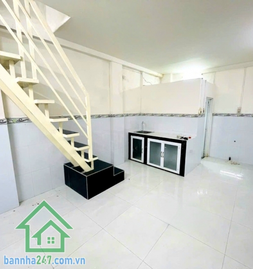CHỈ 3,1 TỶ – NHÀ 3 TẦNG – 21M² – SỔ VUÔNG A4 – PHỐ ẨM THỰC, CHỢ HOA HỒ THỊ KỶ  Diện tích: 21m² (3.5x6)m – Kết cấu: trệt, 2 lầu kiên cố. Ngay trung tâm Phố Ẩm thực, Chợ Hoa Hồ Thị Kỷ Q 10