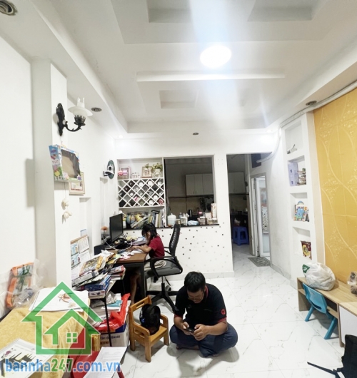 CHỈ 6,3 TỶ – HẺM 3 GÁC – NGAY LĂNG CHA CẢ – 45M2 – 2 TẦNG – NỞ HẬU 6M – GẦN MẶT TIỀN – 3PN – 2WC Diện tích: 45m2 (3.2 x 9m), nở hậu 6m Kết cấu: 1 trệt 1 lầu. 3 PN, 2 WC (có phòng ngủ tầng trệt)