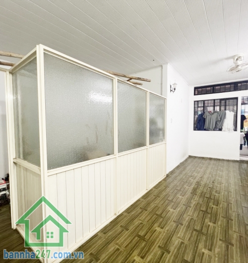 CHỈ 6,3 TỶ – HẺM 3 GÁC – NGAY LĂNG CHA CẢ – 45M2 – 2 TẦNG – NỞ HẬU 6M – GẦN MẶT TIỀN – 3PN – 2WC Diện tích: 45m2 (3.2 x 9m), nở hậu 6m Kết cấu: 1 trệt 1 lầu. 3 PN, 2 WC (có phòng ngủ tầng trệt)