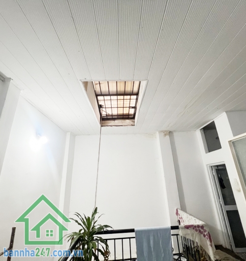 CHỈ 6,3 TỶ – HẺM 3 GÁC – NGAY LĂNG CHA CẢ – 45M2 – 2 TẦNG – NỞ HẬU 6M – GẦN MẶT TIỀN – 3PN – 2WC Diện tích: 45m2 (3.2 x 9m), nở hậu 6m Kết cấu: 1 trệt 1 lầu. 3 PN, 2 WC (có phòng ngủ tầng trệt)