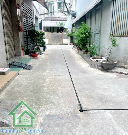 CHỈ 5,5 TỶ – MUA ĐẤT TẶNG NHÀ – HẺM 4M – LÊ THỊ BẠCH CÁT, P13, QUẬN 11 – DT: 42,9M² (3,6x12) – NHÀ CŨ TIỆN XÂY MỚI Vị trí trung tâm Quận 11, ngay tuyến đường Lê Thị Bạch Cát, giao thông thuận tiện, hẻm 4m thông thoáng. 