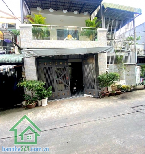 CHỈ 5,89 TỶ – HXH NHỰA THÔNG – NHÀ ĐẸP ĐƯỜNG LÔ TƯ – GIÁP TÂN PHÚ - DT: 90M² - 4PN 4WC * Diện tích: 90m² (5 x 18m) * Kết cấu: 1 trệt 1 lầu (2 tầng) Công năng 4PN - 4WC