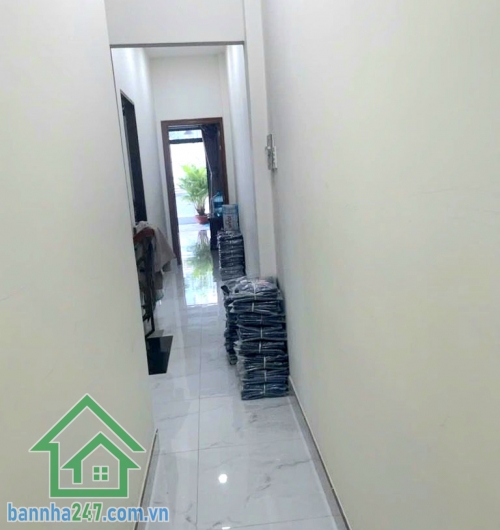 CHỈ 5,89 TỶ – HXH NHỰA THÔNG – NHÀ ĐẸP ĐƯỜNG LÔ TƯ – GIÁP TÂN PHÚ - DT: 90M² - 4PN 4WC * Diện tích: 90m² (5 x 18m) * Kết cấu: 1 trệt 1 lầu (2 tầng) Công năng 4PN - 4WC
