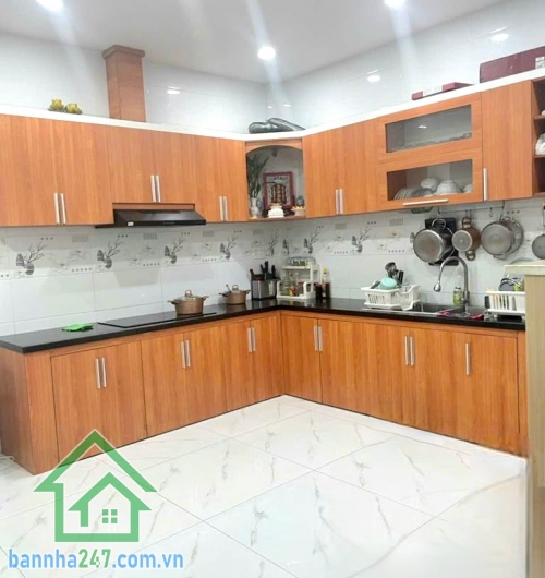 CHỈ 5,89 TỶ – HXH NHỰA THÔNG – NHÀ ĐẸP ĐƯỜNG LÔ TƯ – GIÁP TÂN PHÚ - DT: 90M² - 4PN 4WC * Diện tích: 90m² (5 x 18m) * Kết cấu: 1 trệt 1 lầu (2 tầng) Công năng 4PN - 4WC