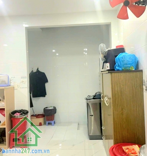 CHỈ 5,89 TỶ – HXH NHỰA THÔNG – NHÀ ĐẸP ĐƯỜNG LÔ TƯ – GIÁP TÂN PHÚ - DT: 90M² - 4PN 4WC * Diện tích: 90m² (5 x 18m) * Kết cấu: 1 trệt 1 lầu (2 tầng) Công năng 4PN - 4WC
