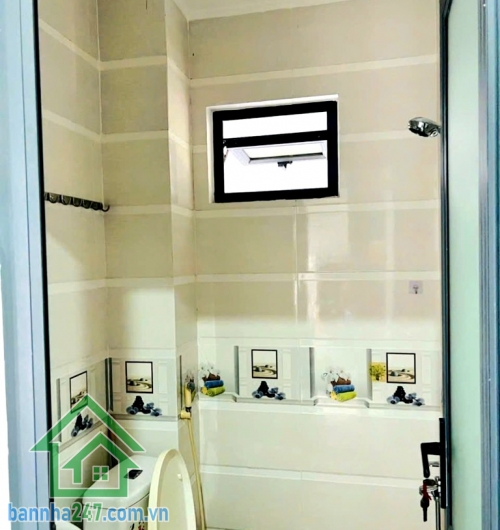 CHỈ 8,15 TỶ – MTKD ĐƯỜNG 16M CÓ LỀ 3M – DƯỜNG SỐ 5 - BÌNH TÂN - 4PN 3WC * Diện tích: 80m² (5 x 16m) – sổ vuông A4, không lộ giới * Kết cấu: 3 tầng (1 trệt 2 lầu, sân thượng)