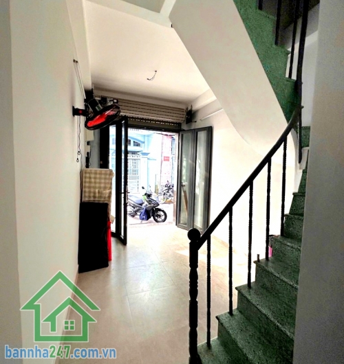CHỈ 4 TỶ – NHÀ HẺM XE HƠI 6M – TRẦN VĂN QUANG, TÂN BÌNH – 3 TẦNG, 21M2, NHÀ MỚI Ở NGAY * Vị trí đắc địa, hẻm 6m xe hơi ra vào thoải mái, khu dân cư an ninh, sạch đẹp. 