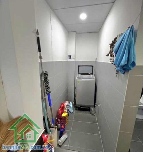 CHỈ 6.3 TỶ – NHÀ ĐẸP BÙI THỊ XUÂN – DT 67M² - 3PN – 3WC (4.95 x 17)m – Kết cấu 1 trệt 1 lầu, gồm 3PN – 3WC – PK – Bếp. Có giếng trời thoáng mát, sân để xe rộng. 