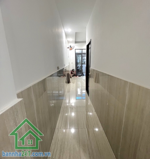 CHỈ 6.3 TỶ – NHÀ ĐẸP BÙI THỊ XUÂN – DT 67M² - 3PN – 3WC (4.95 x 17)m – Kết cấu 1 trệt 1 lầu, gồm 3PN – 3WC – PK – Bếp. Có giếng trời thoáng mát, sân để xe rộng. 