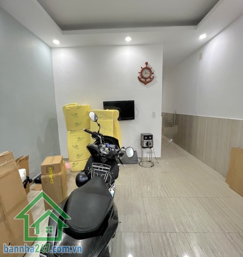 CHỈ 6.3 TỶ – NHÀ ĐẸP BÙI THỊ XUÂN – DT 67M² - 3PN – 3WC (4.95 x 17)m – Kết cấu 1 trệt 1 lầu, gồm 3PN – 3WC – PK – Bếp. Có giếng trời thoáng mát, sân để xe rộng. 