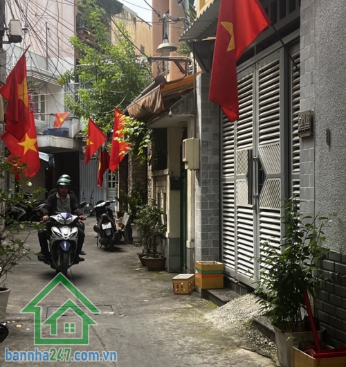 CHỈ HƠN 6 TỶ – DUY TÂN, P8, TÂN BÌNH – 55,4M² NGANG 4.3M * Kết cấu: 1 trệt, 1 lửng, gồm 2PN, PK, bếp, ban công thoáng * Vị trí: hẻm ba gác, vài bước ra hẻm xe hơi.