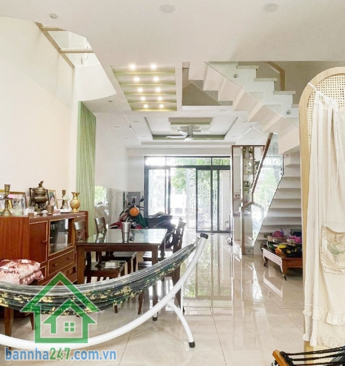 CHỈ 13,5 TỶ – MTKD ĐƯỜNG 10M - LỀ 3M - KHU VIP TÊN LỬA – NGANG 5M – 3 TẦNG – 4PN - 5WC  Diện tích chuẩn ngang 5m, đường 10m có lề 3m, thuận tiện đậu xe Kết cấu 1 trệt, 2 lầu, gồm 4 phòng ngủ rộng rãi.