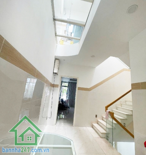 CHỈ 13,5 TỶ – MTKD ĐƯỜNG 10M - LỀ 3M - KHU VIP TÊN LỬA – NGANG 5M – 3 TẦNG – 4PN - 5WC  Diện tích chuẩn ngang 5m, đường 10m có lề 3m, thuận tiện đậu xe Kết cấu 1 trệt, 2 lầu, gồm 4 phòng ngủ rộng rãi.