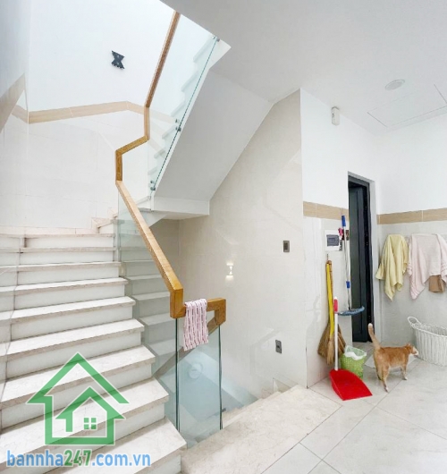 CHỈ 13,5 TỶ – MTKD ĐƯỜNG 10M - LỀ 3M - KHU VIP TÊN LỬA – NGANG 5M – 3 TẦNG – 4PN - 5WC  Diện tích chuẩn ngang 5m, đường 10m có lề 3m, thuận tiện đậu xe Kết cấu 1 trệt, 2 lầu, gồm 4 phòng ngủ rộng rãi.