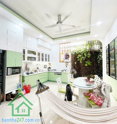 CHỈ 13,5 TỶ – MTKD ĐƯỜNG 10M - LỀ 3M - KHU VIP TÊN LỬA – NGANG 5M – 3 TẦNG – 4PN - 5WC  Diện tích chuẩn ngang 5m, đường 10m có lề 3m, thuận tiện đậu xe Kết cấu 1 trệt, 2 lầu, gồm 4 phòng ngủ rộng rãi.