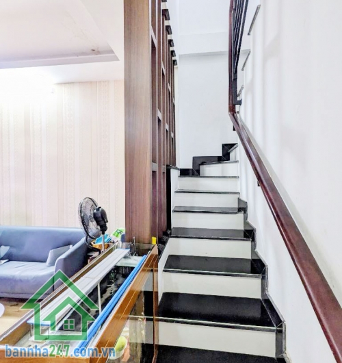 CHỈ 7,3 TỶ - TRUNG TÂM QUẬN 10 – LÔ GÓC NỞ HẬU 35M² – 2 TẦNG – SÁT MẶT TIỀN –  Vị trí: Đường Hoà Hưng, P. Hoà Hưng, Q10, chỉ 20m thẳng tắp ra mặt tiền, khu trung tâm sầm uất – hiếm có căn thứ 2.