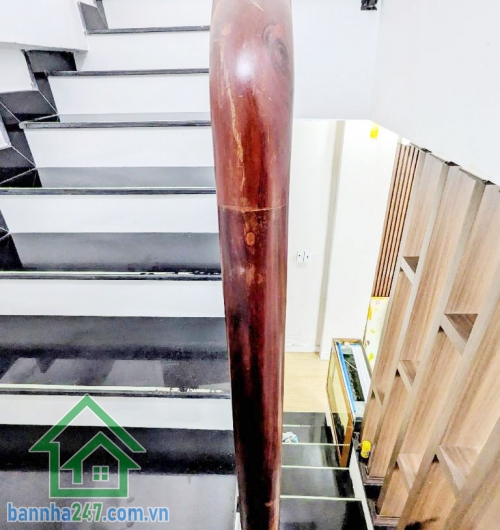 CHỈ 7,3 TỶ - TRUNG TÂM QUẬN 10 – LÔ GÓC NỞ HẬU 35M² – 2 TẦNG – SÁT MẶT TIỀN –  Vị trí: Đường Hoà Hưng, P. Hoà Hưng, Q10, chỉ 20m thẳng tắp ra mặt tiền, khu trung tâm sầm uất – hiếm có căn thứ 2.