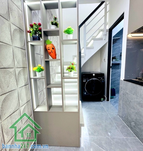 CHỈ 3,35 TỶ - NHÀ PHẠM VĂN BẠCH, TRẦN THÁNH TÔNG – HẺM 3M, GẦN Ô TÔ – FULL NỘI THẤT – SHR Diện tích: 21m² (3,2x6,6)m, công nhận 19m², vuông A4. Kết cấu: 2 tầng + lửng.