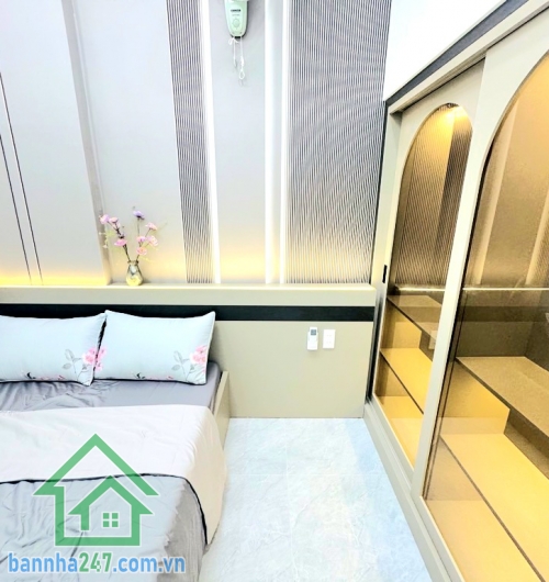 CHỈ 3,35 TỶ - NHÀ PHẠM VĂN BẠCH, TRẦN THÁNH TÔNG – HẺM 3M, GẦN Ô TÔ – FULL NỘI THẤT – SHR Diện tích: 21m² (3,2x6,6)m, công nhận 19m², vuông A4. Kết cấu: 2 tầng + lửng.