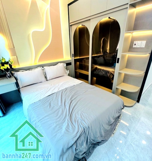 CHỈ 3,35 TỶ - NHÀ PHẠM VĂN BẠCH, TRẦN THÁNH TÔNG – HẺM 3M, GẦN Ô TÔ – FULL NỘI THẤT – SHR Diện tích: 21m² (3,2x6,6)m, công nhận 19m², vuông A4. Kết cấu: 2 tầng + lửng.