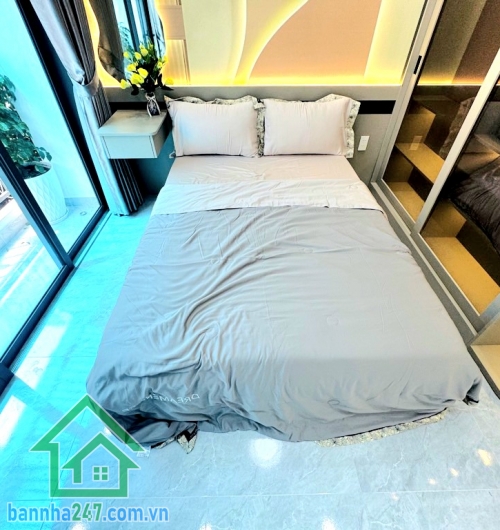 CHỈ 3,35 TỶ - NHÀ PHẠM VĂN BẠCH, TRẦN THÁNH TÔNG – HẺM 3M, GẦN Ô TÔ – FULL NỘI THẤT – SHR Diện tích: 21m² (3,2x6,6)m, công nhận 19m², vuông A4. Kết cấu: 2 tầng + lửng.